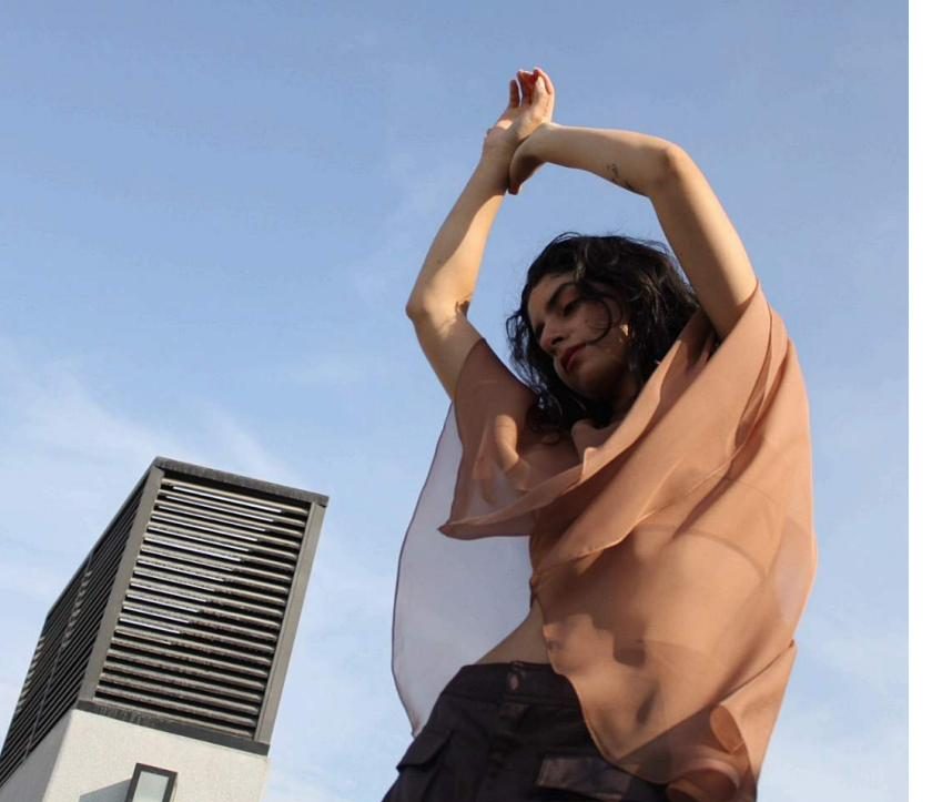 Blusa Caramelo, vista de movimiento