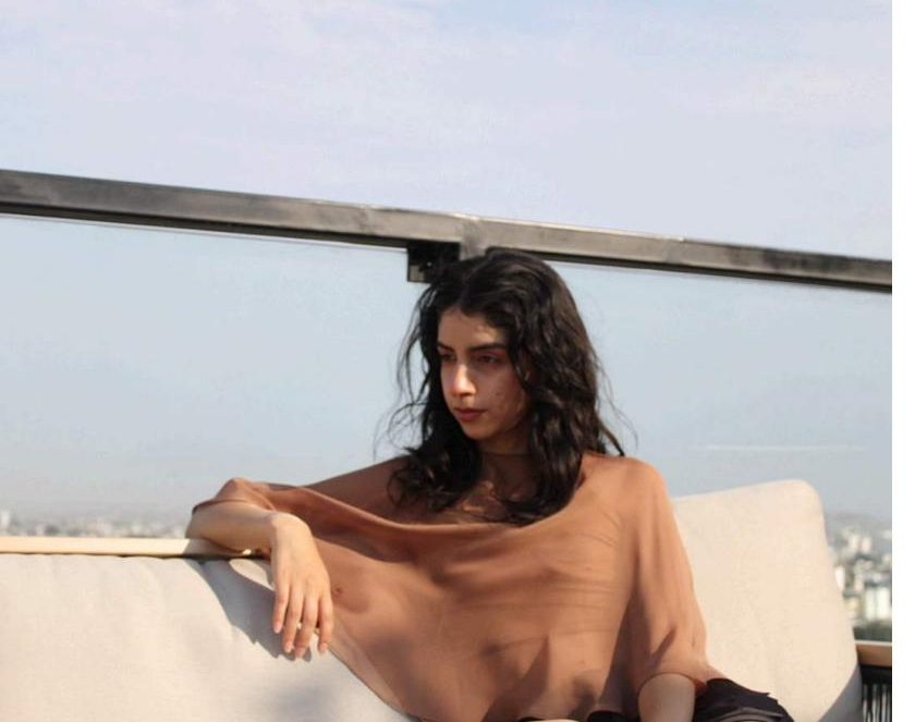 Blusa Caramelo, vista sentada